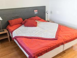 una camera da letto con un letto grande con cuscini rossi di Holiday Home Ski chalets 7204 by Interhome a Ylläsjärvi