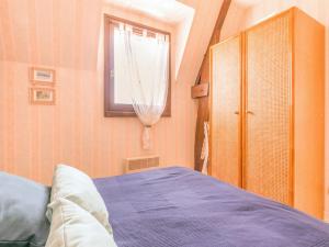 カブールにあるApartment Le Clos Mathilde-16 by Interhomeのベッドルーム(ベッド1台、窓付)