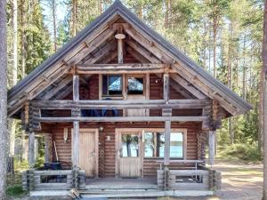 domek z bali w lesie w obiekcie Holiday Home Mäntylä by Interhome w mieście Soini