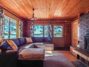 ein Wohnzimmer mit einem Sofa und einem Kamin in der Unterkunft Holiday Home Mäntylä by Interhome in Soini