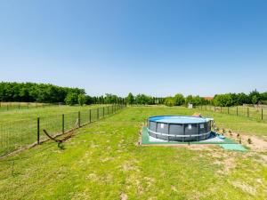 uma vista geral de uma casa redonda num campo em Holiday Home Paola by Interhome em Balatonszemes