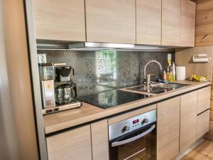 eine Küche mit Spüle und Herd in der Unterkunft Holiday Home Värikatti by Interhome in Vuokatti