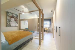 1 dormitorio con 1 cama y puerta corredera de cristal en SUITE DE LUJO PUERTA DEL SOL+Parking, en Vigo