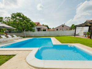 Bazén v ubytování Holiday Home Stipe by Interhome nebo v jeho okolí