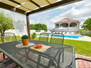 Bazén v ubytování Holiday Home Stipe by Interhome nebo v jeho okolí