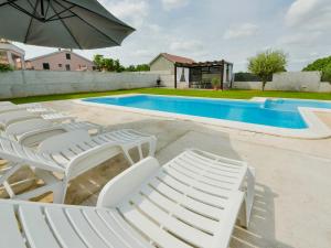 Bazén v ubytování Holiday Home Stipe by Interhome nebo v jeho okolí