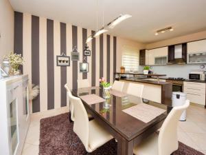 Kuchyň nebo kuchyňský kout v ubytování Holiday Home Stipe by Interhome