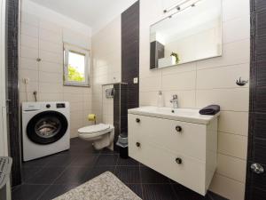 Koupelna v ubytování Holiday Home Stipe by Interhome