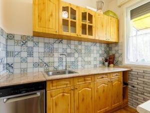 A cozinha ou kitchenette de Holiday Home Clematis by Interhome