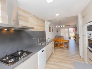 Kuchyňa alebo kuchynka v ubytovaní Holiday Home Remedios by Interhome