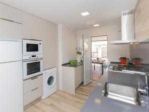 Kuchyňa alebo kuchynka v ubytovaní Holiday Home Remedios by Interhome