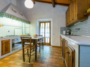 Η κουζίνα ή μικρή κουζίνα στο Holiday Home Podere Berrettino-1 by Interhome