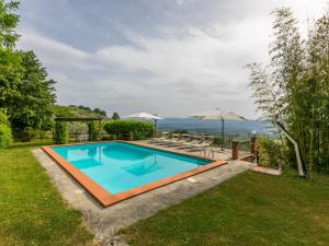 una piscina in un cortile con patio esterno di Holiday Home Podere Berrettino by Interhome a Reggello