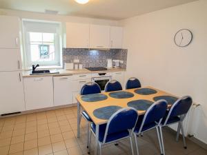 una cucina con un tavolo e sedie in una stanza di Holiday Home Holiday Hill 33 by Interhome a Lauterwasser