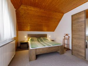 Posteľ alebo postele v izbe v ubytovaní Apartment Küsz by Interhome
