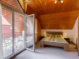 Posteľ alebo postele v izbe v ubytovaní Apartment Küsz by Interhome