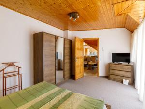 Televízia a/alebo spoločenská miestnosť v ubytovaní Apartment Küsz by Interhome