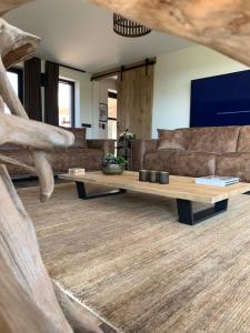 - un salon avec un canapé et une table dans l'établissement Vakantiewoning 't Rysselhof, à Kaprijke