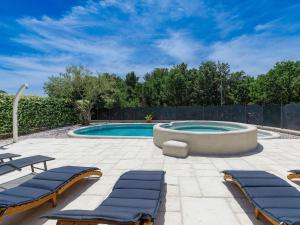 Der Swimmingpool an oder in der Nähe von Holiday Home Villa Amaii by Interhome