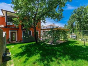 Ein Garten an der Unterkunft Holiday Home Villa Amaii by Interhome