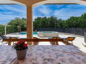 Der Swimmingpool an oder in der Nähe von Holiday Home Villa Amaii by Interhome