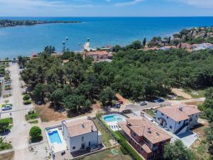 eine Luftansicht eines Hauses und des Wassers in der Unterkunft Holiday Home Villa Amaii by Interhome in Karigador