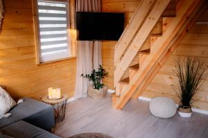 salon w drewnianym domku z telewizorem z płaskim ekranem w obiekcie San_Domek w mieście Sandomierz