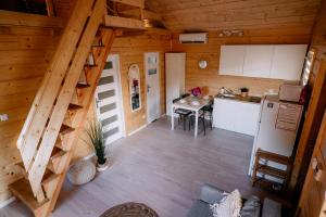 widok na kuchnię i jadalnię kabiny w obiekcie San_Domek w mieście Sandomierz