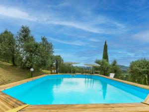 - une piscine dans une villa avec eau bleue dans l'établissement Holiday Home Miranda by Interhome, à Villamagna
