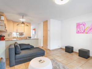 Apartment Tasman S20-R by Interhome في بوفيريه: غرفة معيشة مع أريكة ومطبخ