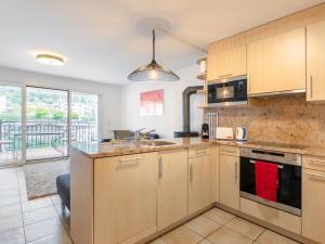 Kitchen o kitchenette sa Apartment Tasman S20-R by Interhome