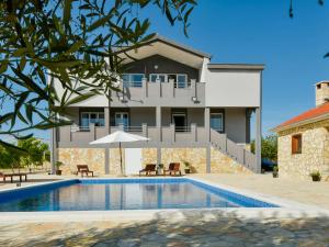 Bazén v ubytování Holiday Home Villa Dalmacija by Interhome nebo v jeho okolí
