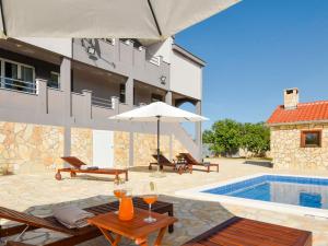 Bazén v ubytování Holiday Home Villa Dalmacija by Interhome nebo v jeho okolí