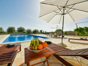 Bazén v ubytování Holiday Home Villa Dalmacija by Interhome nebo v jeho okolí