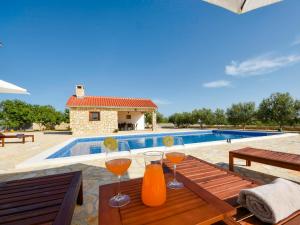 Bazén v ubytování Holiday Home Villa Dalmacija by Interhome nebo v jeho okolí