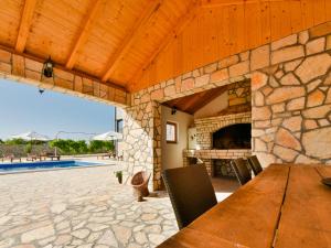Bazén v ubytování Holiday Home Villa Dalmacija by Interhome nebo v jeho okolí