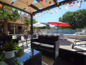 een patio met stoelen en parasols en een zwembad bij Apartment Friedrich-7 by Interhome in Tribunj