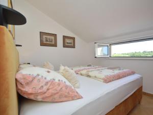 een slaapkamer met twee bedden en een raam bij Apartment Friedrich-7 by Interhome in Tribunj