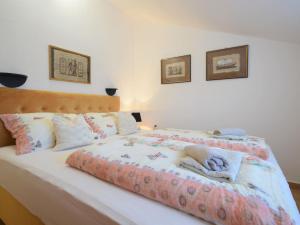 een slaapkamer met een bed met handdoeken erop bij Apartment Friedrich-7 by Interhome in Tribunj