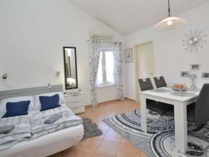 een woonkamer met een bank en een tafel bij Apartment Friedrich-7 by Interhome in Tribunj +32 foto's