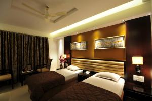 Hotel Surabhi Regency客房内的一张或多张床位