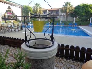 Bazén v ubytování Kalives Resort nebo v jeho okolí
