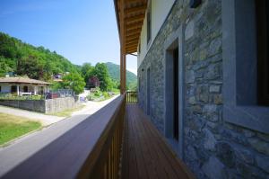 ein Balkon eines Gebäudes mit einer Steinmauer in der Unterkunft Péstrofa in San Pietro al Natisone