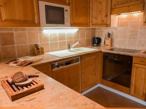cocina con fregadero y encimera en Apartment Résidence Bristol 4 by Interhome en Villars-sur-Ollon