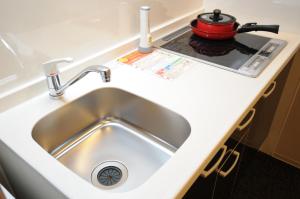 Un fregadero de cocina con una olla en la estufa en HIZ HOTEL Kyoto Nijo Castle - Vacation STAY 12565v, en Kioto