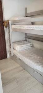 Кровать или кровати в номере La Cigale de Mer à 100 m de la Plage et du Centre Ville du Grau du Roi