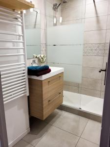 Ванная комната в La Cigale de Mer à 100 m de la Plage et du Centre Ville du Grau du Roi +11 фотографий