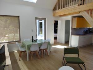 a kitchen and dining room with a table and chairs at La cabine du bout du monde avec Mezzanine PL04, Tevennec - votre maison de vacances de haut standing in Crozon