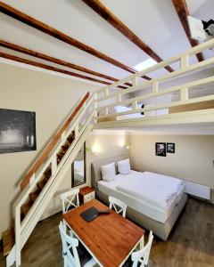 1 dormitorio con cama y mesa de madera en Marcel Apartments Leipzig, en Leipzig