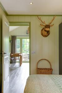 um quarto com uma cama com uma cesta na parede em Cottage 'Onder de boompjes' em Oostwoud